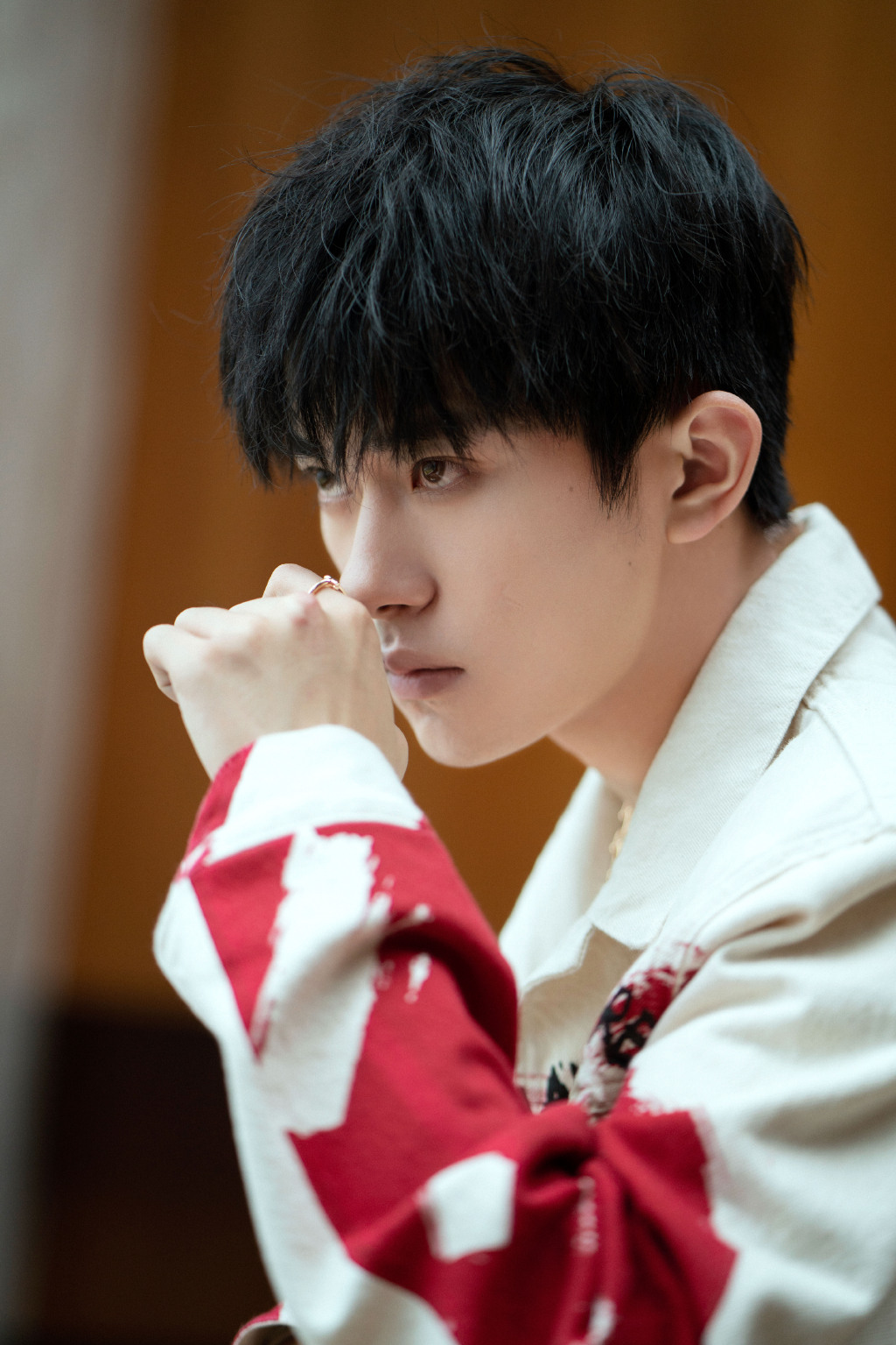 易烊千玺穿红白涂鸦夹克配红腰带随性凹造型眼神定力十足