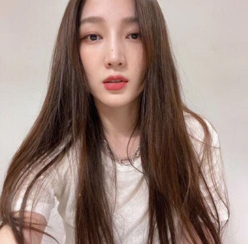 孟佳晒长发怼脸自拍笑侃撞脸夜华