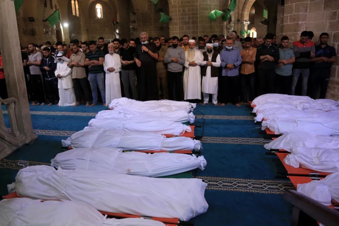 以军袭击中丧生的巴勒斯坦人，他们的葬礼