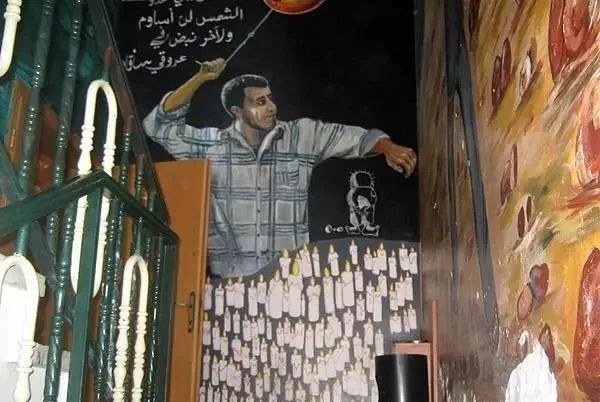 难民营墙上图画，描述巴勒斯坦人朝以色列坦克扔石子