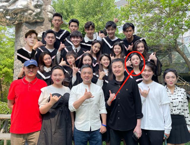 周也晒毕业照,穿学士服与同学合照超温馨,手捧蛋糕庆生却成亮点