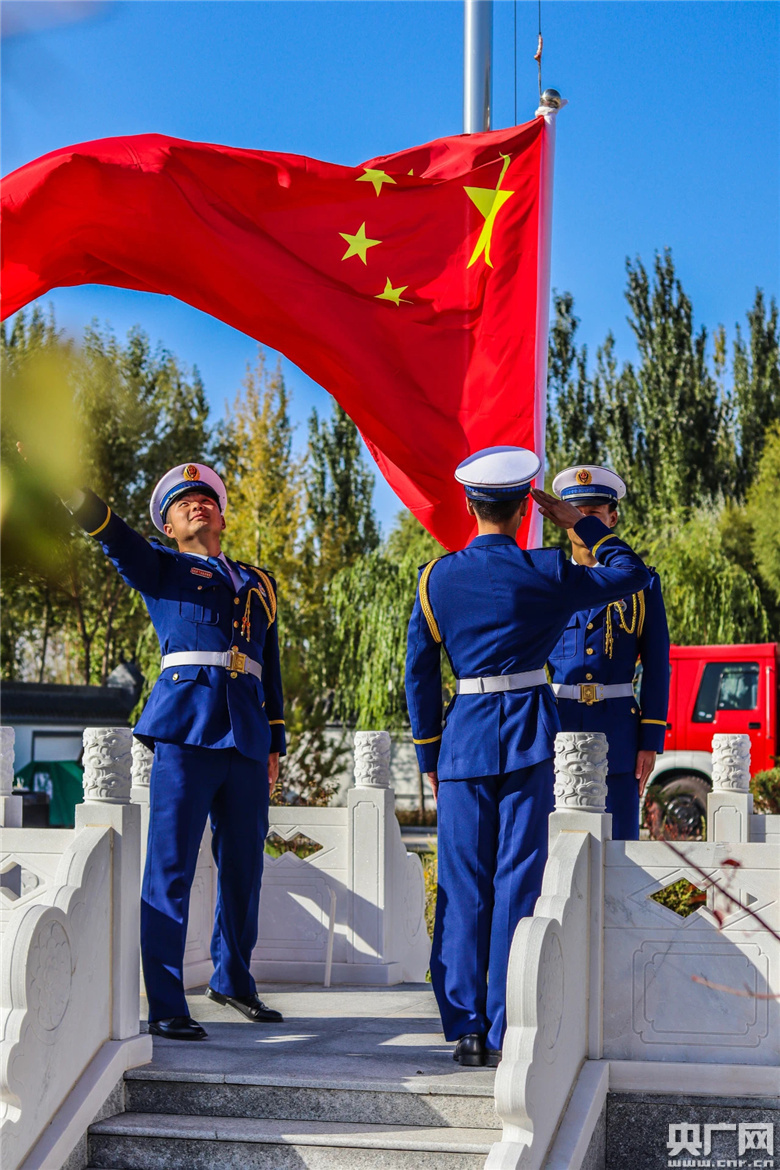 升起五星红旗,祝福祖国(央广网发 王凯博 摄)