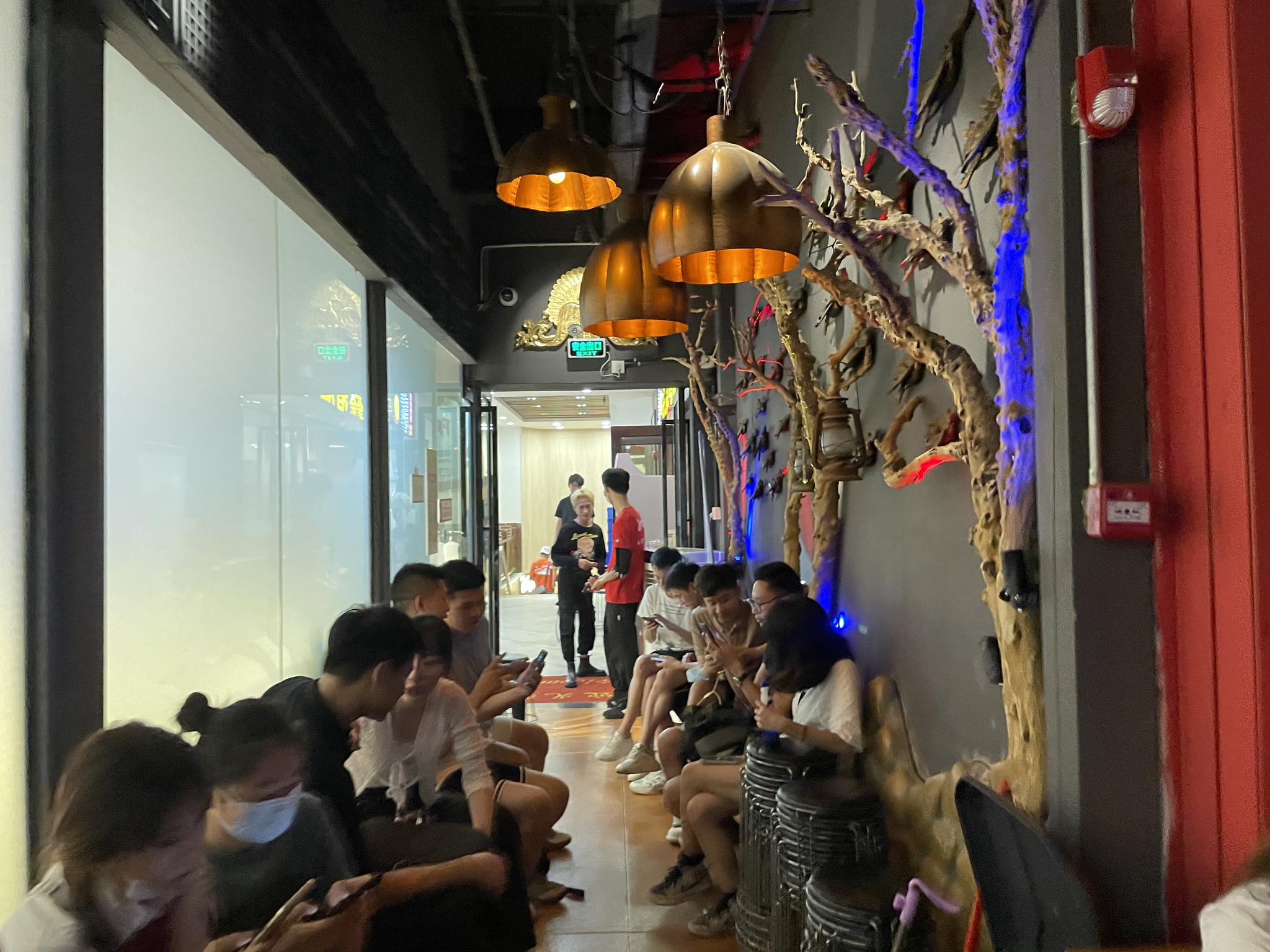 (海伦司广州海角楼门店门口排队情况 时代周报记者摄)