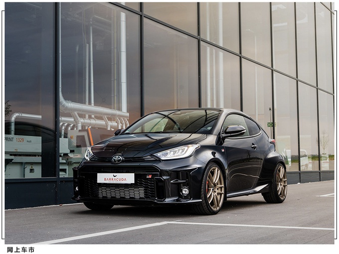 丰田gr雅力士改装版全黑涂装铜色轮毂换搭运动排气