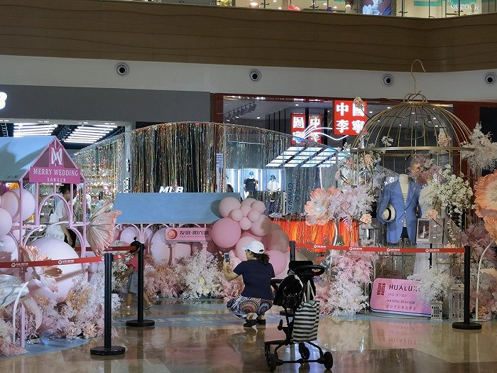 顾客在商场的“520”展台拍照合影。图片来源：张琪琪/摄