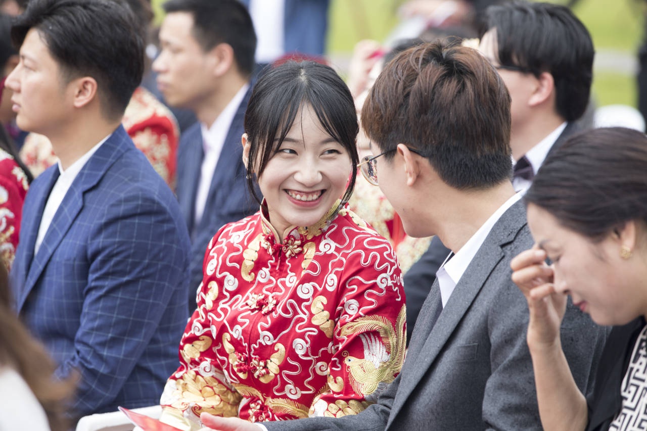 唱洞房经等带有温岭特色的传统婚礼展示将活动推向了高潮.
