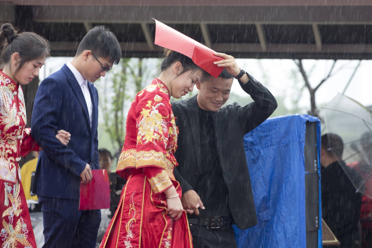 唱洞房经等带有温岭特色的传统婚礼展示将活动推向了高潮.