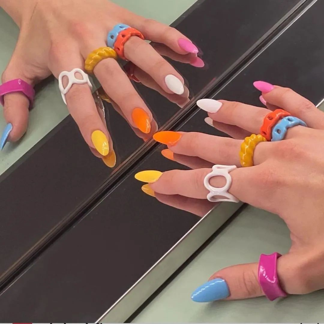 和具有雕塑感的造型,仿佛是把现代艺术展上的展品最小化到了手指上,很