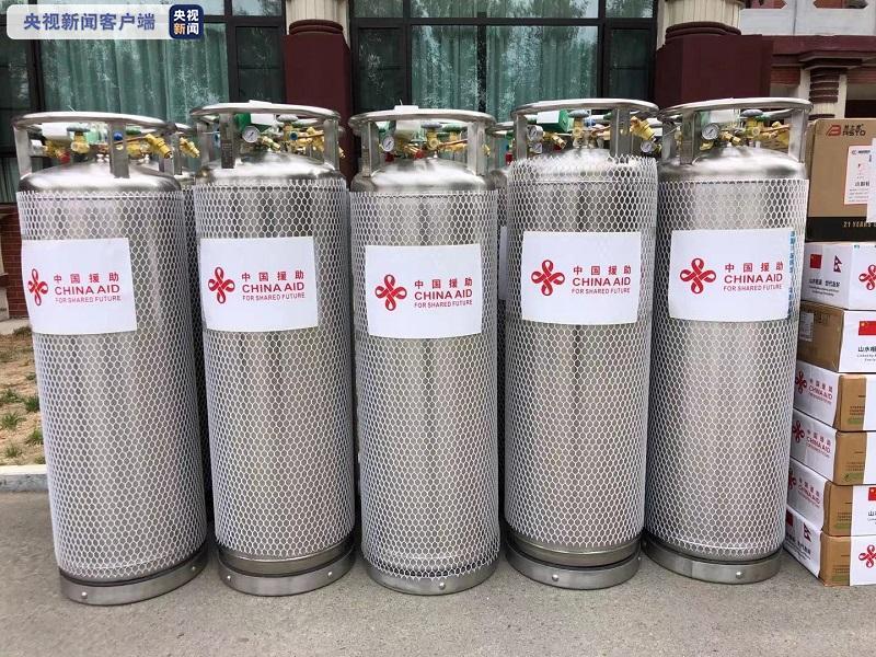 中国援助尼泊尔3万升罐装液态氧800个满装氧气瓶等物资