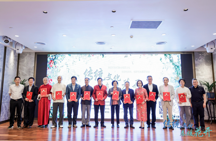 著名粤剧表演艺术家倪惠英,丁凡,省级非遗传承人谭展鹏(广绣),谢东笑