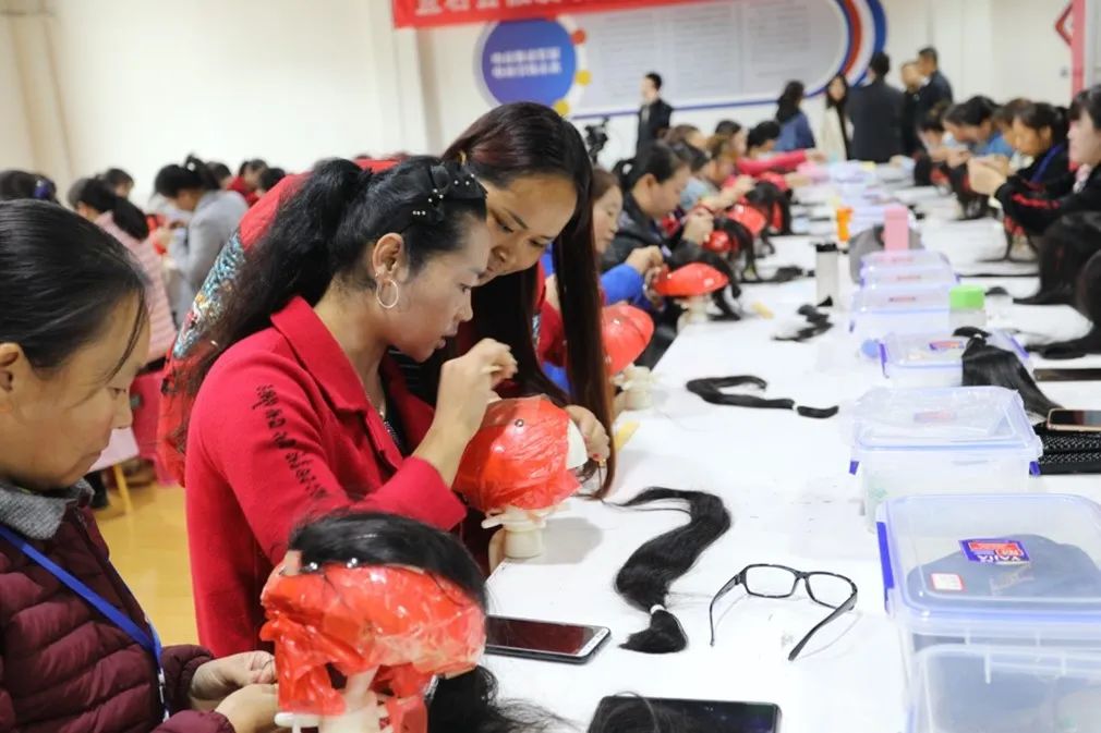 图:在陕西宜君的假发工厂,在家门口就业的女工成为了全球产业链的一