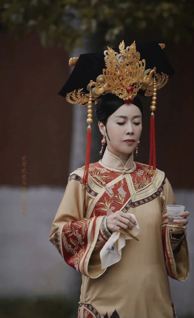 歌坛大姐大那英变娘娘穿古装派头十足网友有皇后的气场