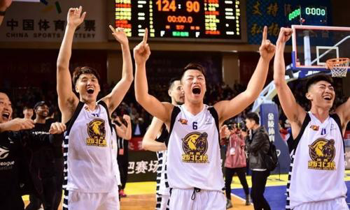 全运会场馆故事家庭校园篮球一名退役职业运动员的三角进攻