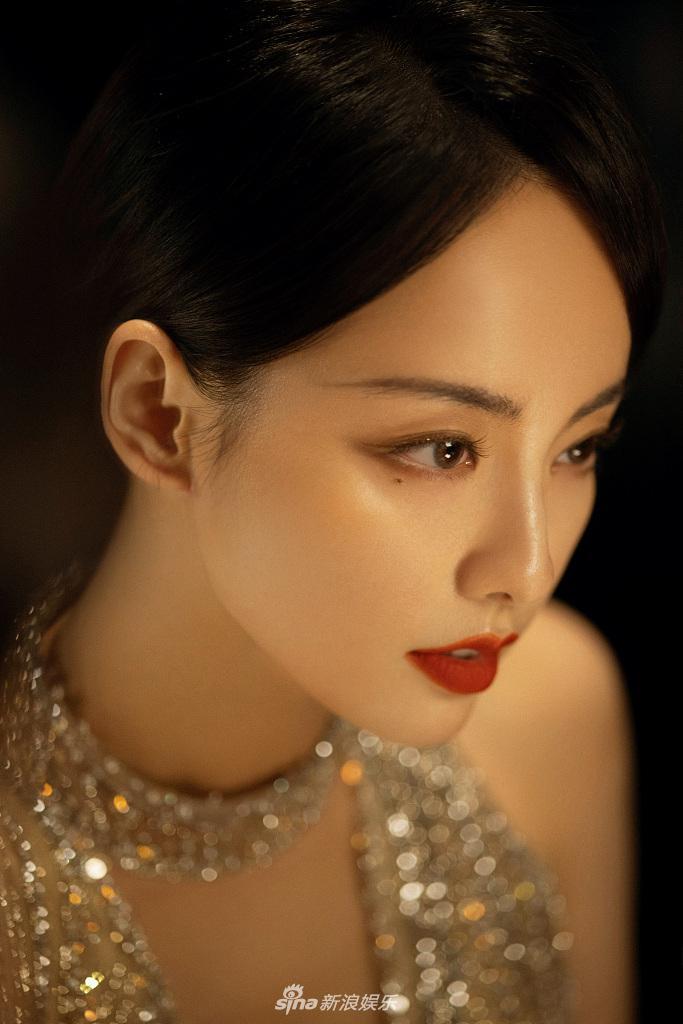 张嘉倪穿银色露背深v礼服雪肌红唇状态超好