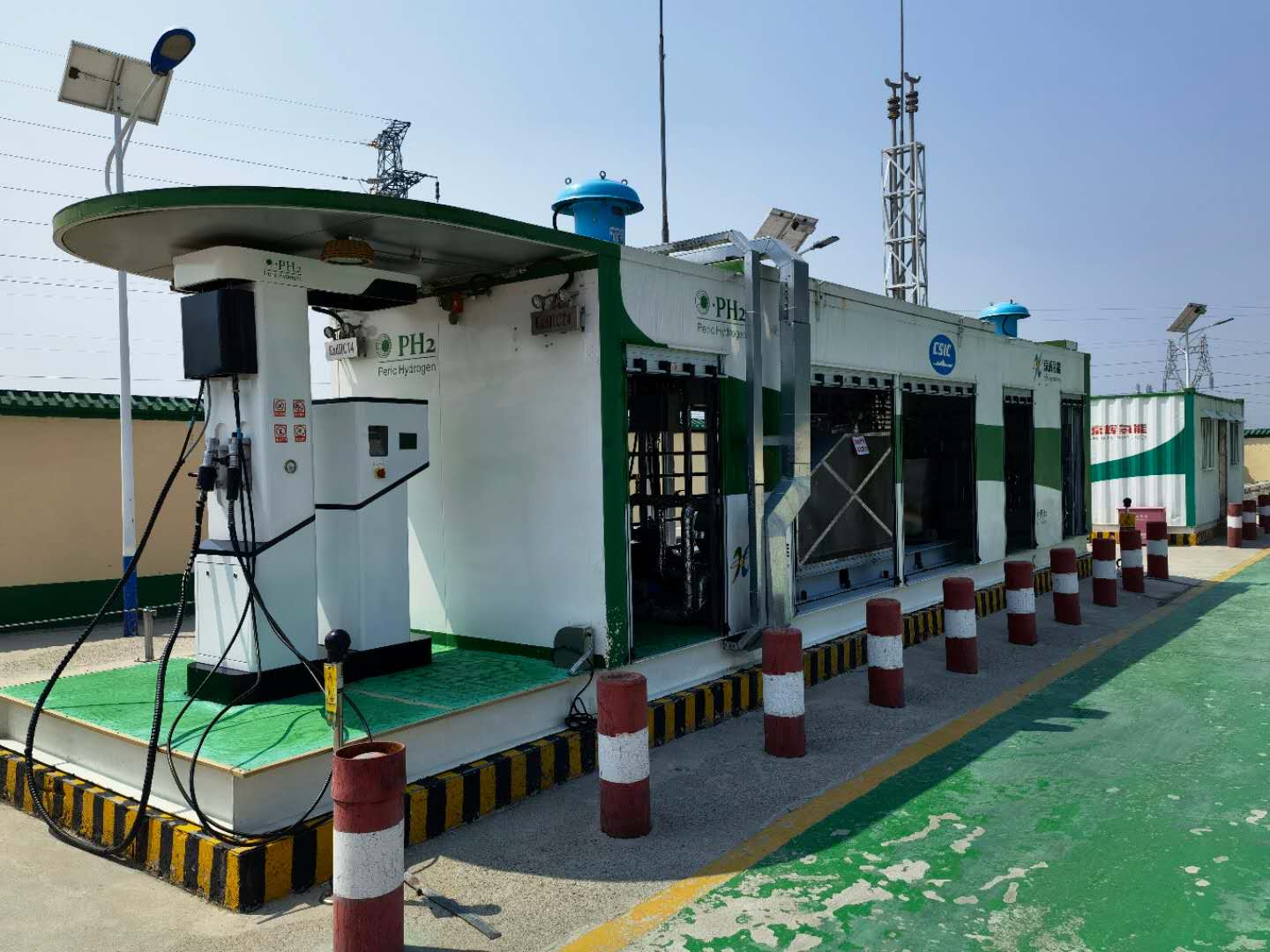 别看外观上和传统加油站类似,1台加氢机上挂着2把加氢枪,但加氢过程既