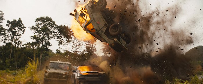 林区跑车爆炸。图片来源：《速度与激情9》剧照