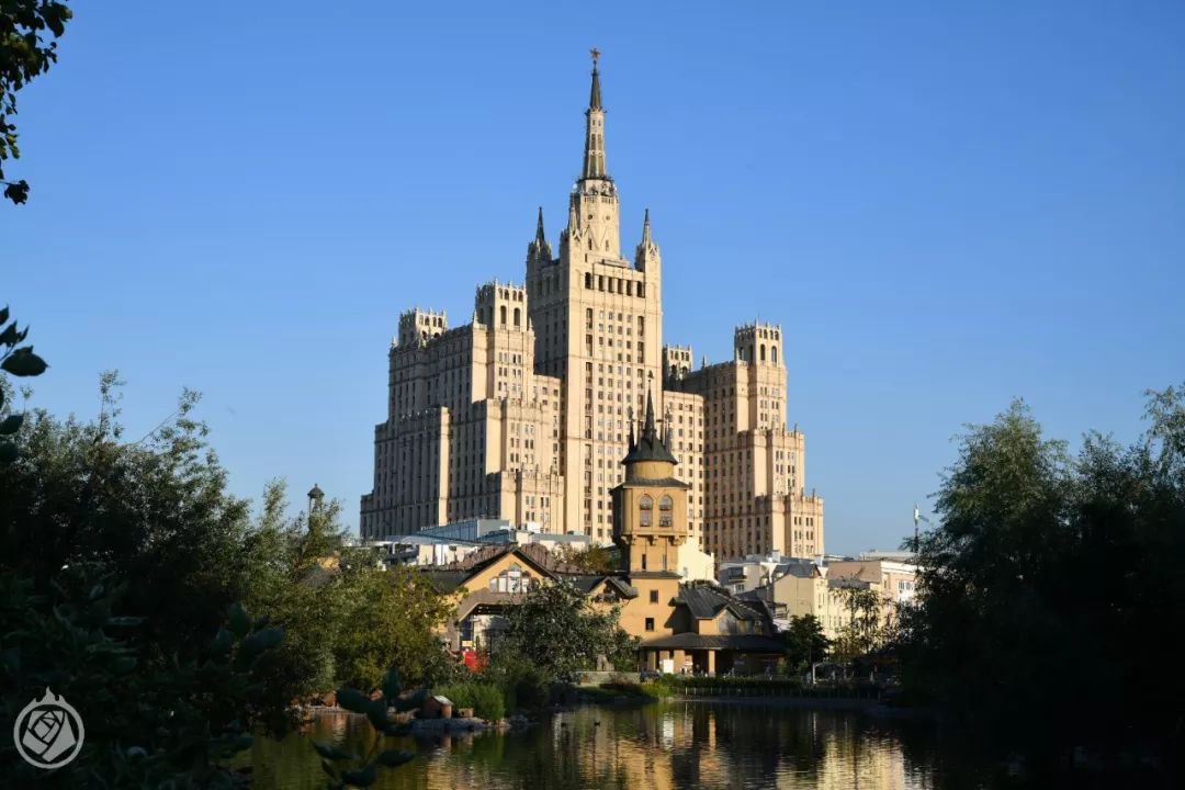 莫斯科动物园的大门和后面的库德林广场大楼.