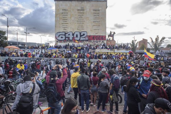 哥伦比亚首都波哥大街头的年轻抗议者。（西班牙《国家报》网站）