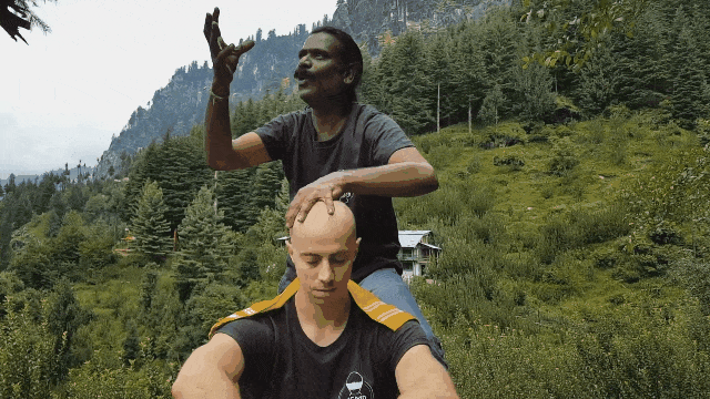 这个印度怪叔叔的按摩让我得了脑震荡