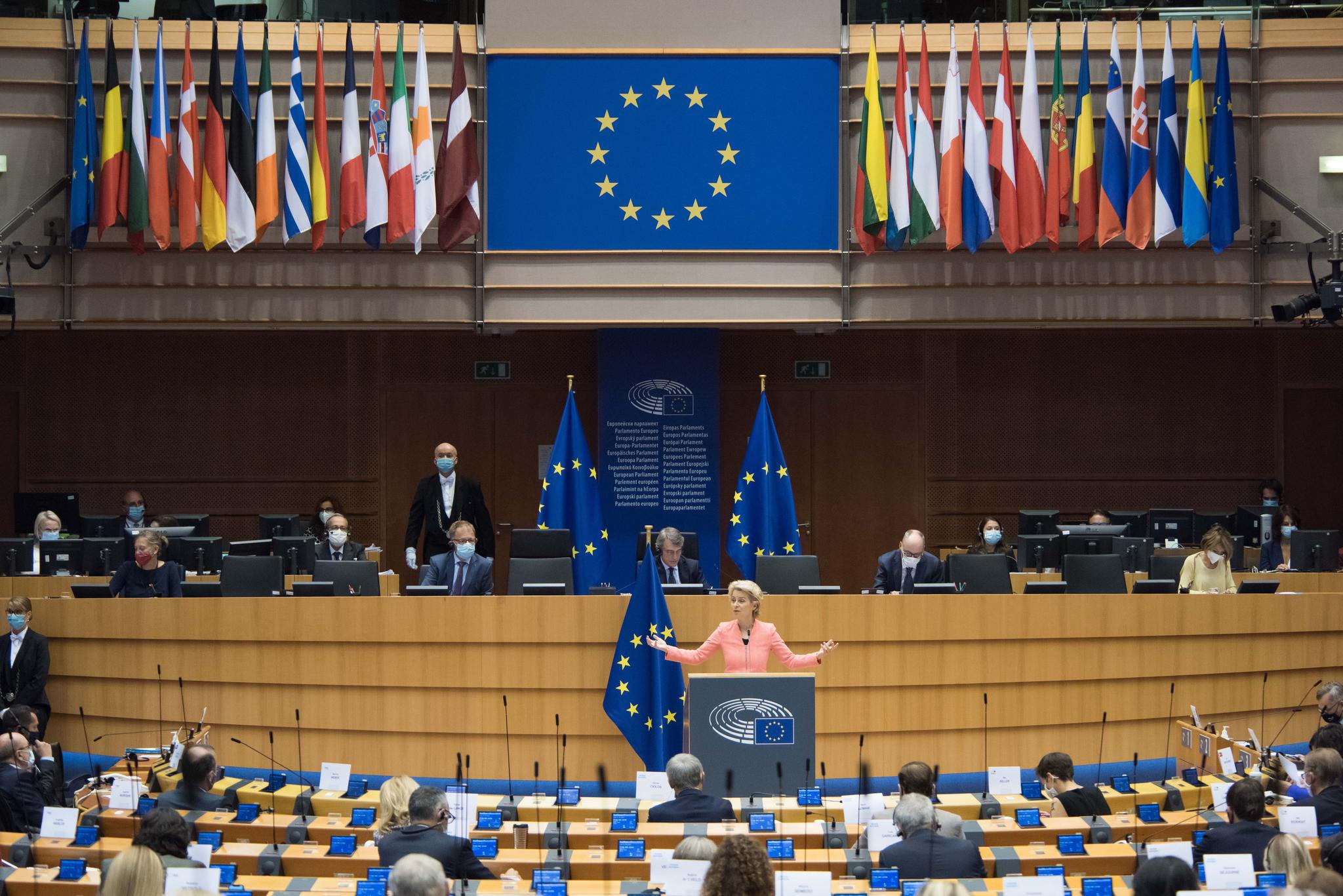 欧洲议会粗暴冻结中欧投资协定后被中方制裁的他又跳了出来