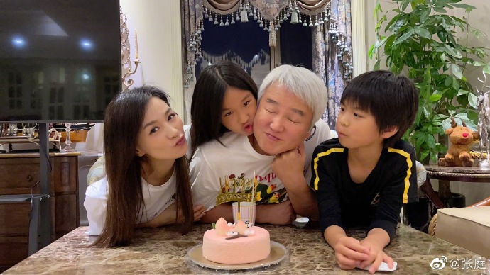张庭晒照为老公林瑞阳庆生一家四口其乐融融