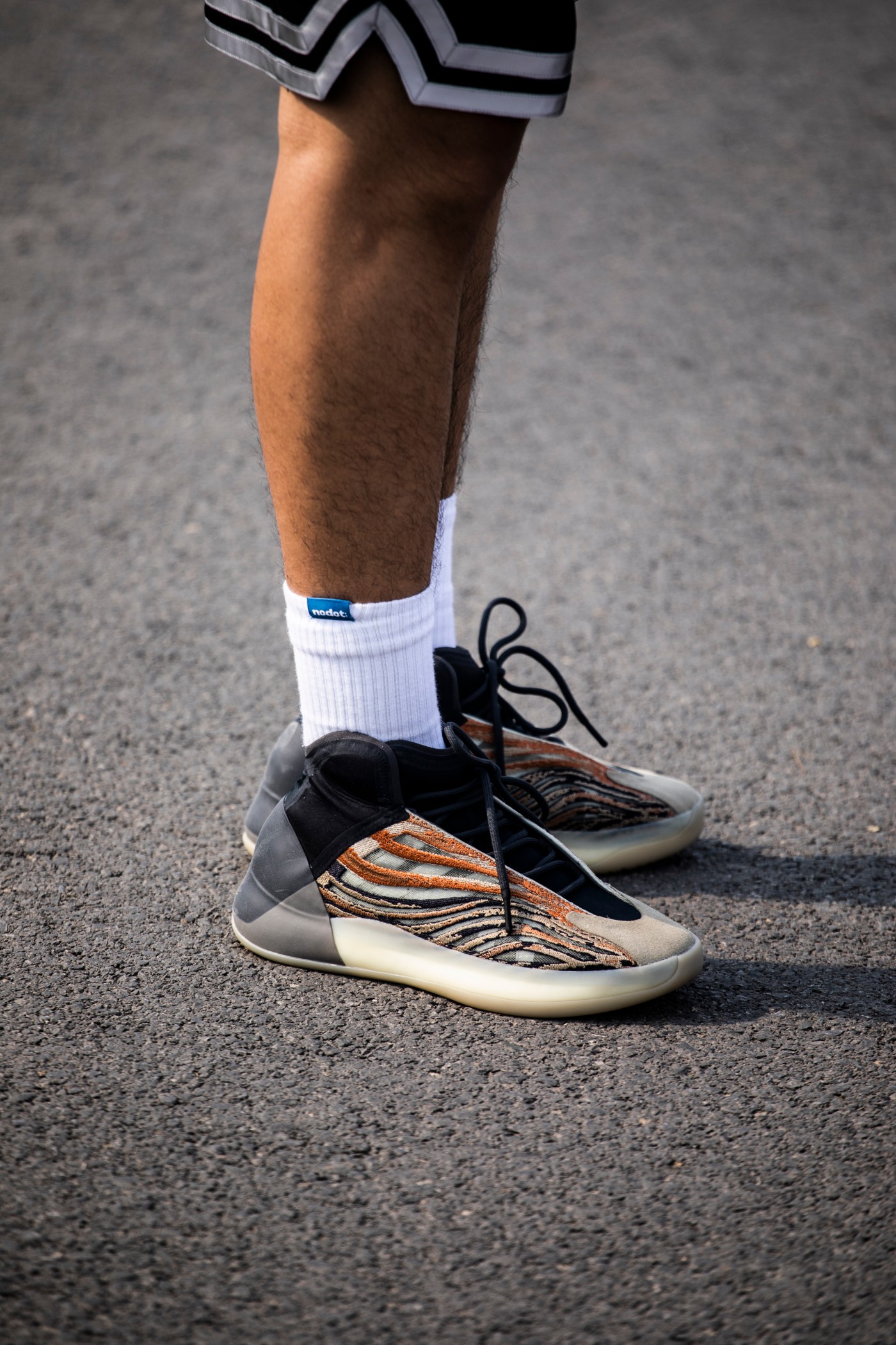 「闪光橙」yeezy 篮球鞋抢先上脚!真有点帅!