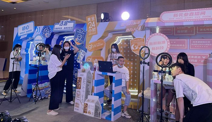 (新乳业在股东大会现场直播售卖产品,财联社记者摄)