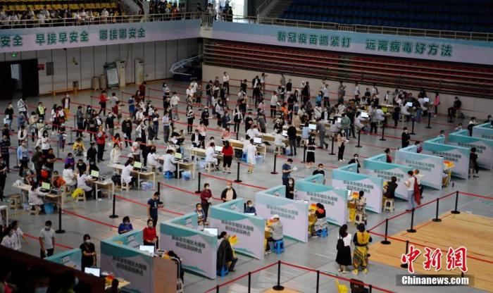 资料图:民众在体育馆内有序接种新冠疫苗。 中新社记者 刘忠俊 摄