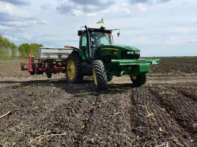 免耕播种机正在作业.富裕县委宣传部 供图