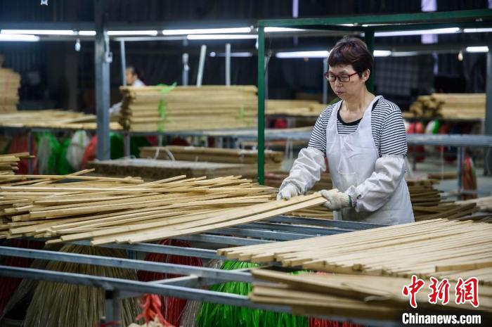 图为 ：建瓯一企业工作人员正在进行笋竹加工。　 李南轩 摄