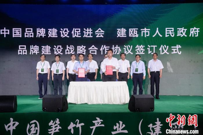 图为：签约仪式现场。　李南轩 摄