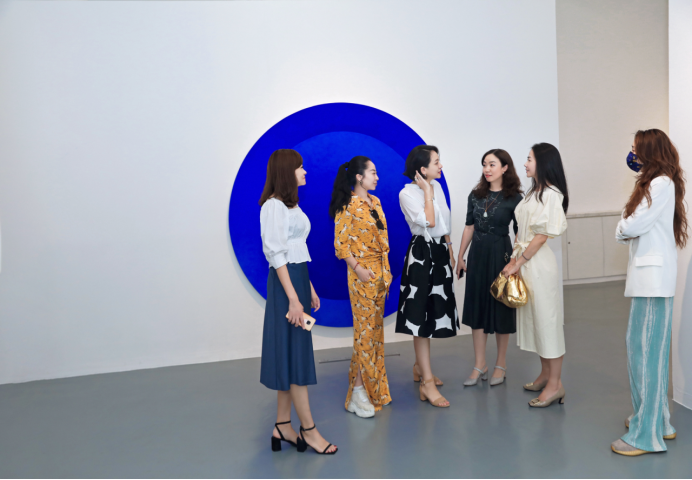 琴音翩跹爱与美同行蓝岸画廊助力深圳交响乐公益事业发展