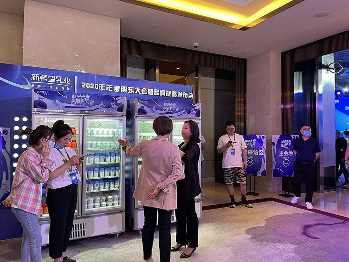 (新乳业低温产品展示,财联社记者摄)