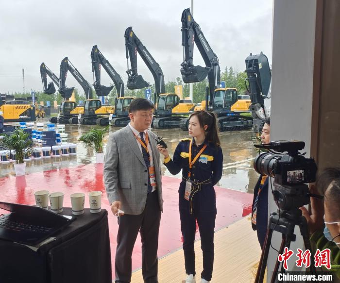 现代重工(中国)投资有限公司总裁金相雄(左)接受媒体采访。　唐小晴 摄