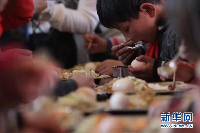 图为2011年10月8日第一顿免费午餐在鹤峰县中营镇高原小学开餐。（资料照片）