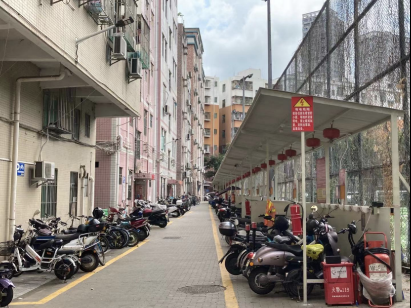 成都一电梯内电瓶车爆燃致5人受伤！记者调查深圳电单车安全充电情况休闲区蓝鸢梦想 - Www.slyday.coM