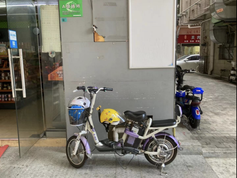 成都一电梯内电瓶车爆燃致5人受伤！记者调查深圳电单车安全充电情况休闲区蓝鸢梦想 - Www.slyday.coM