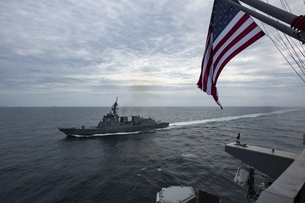 驻日美军横须贺基地的里根号航母出港部署