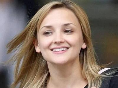 斯特凡妮·宙赫尔.而这一切,都因为一个25岁的姑娘.