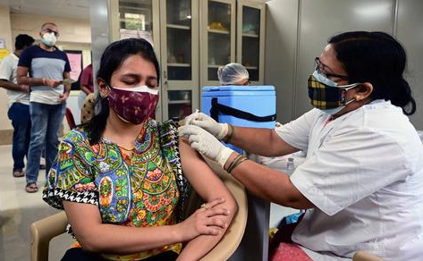 疫情失控下的印度陷入"疫苗荒":百余接种点一天内全关