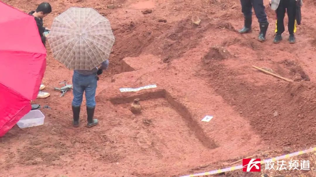 长沙一中学操场内发现古墓群，墓主人身份是......休闲区蓝鸢梦想 - Www.slyday.coM
