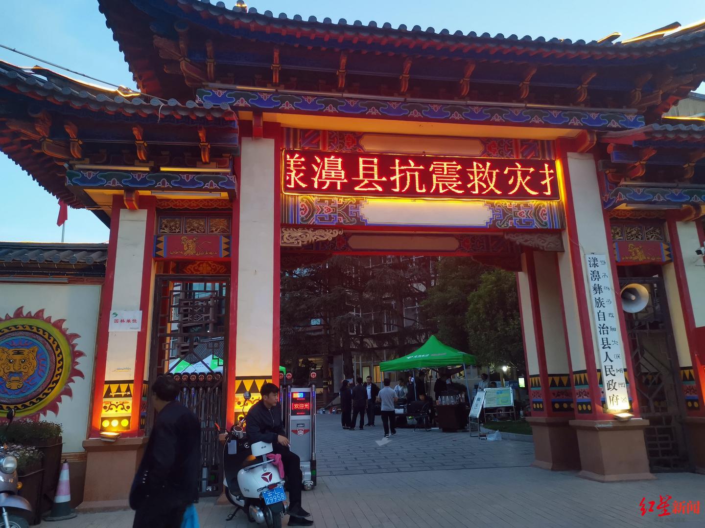 目前当地道路畅通,但漾濞县城通往最近高速的路口封闭.