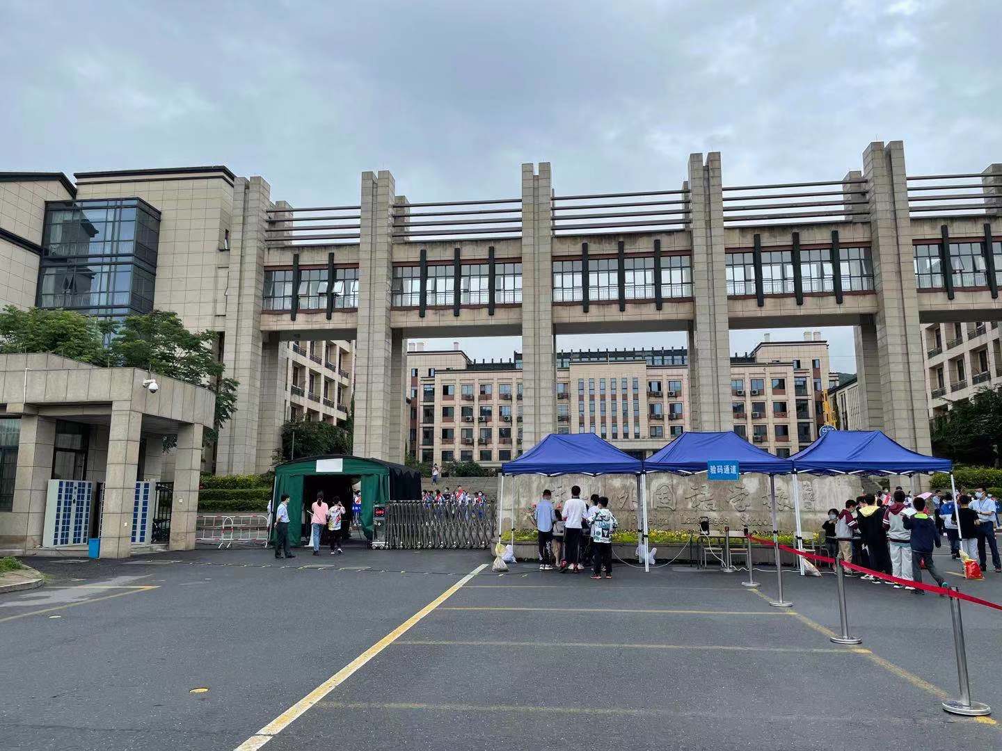 杭外今年语言学能测评会考啥?记者蹲点播报最新情况_新浪新闻