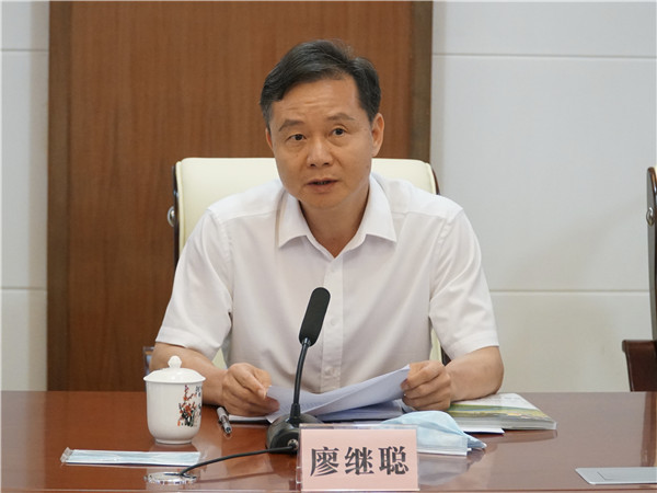 紫金县委书记廖继聪发言.