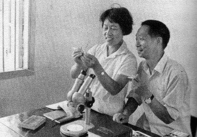 袁隆平与妻子(图片来源于网络)