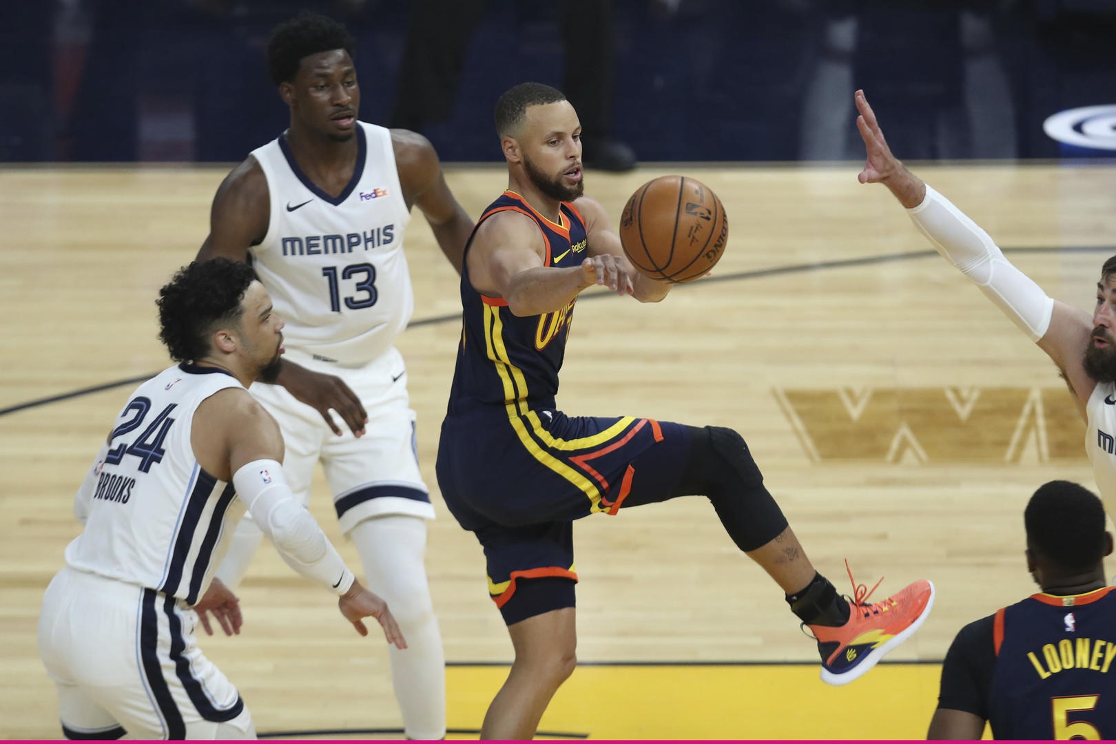 nba季后赛明日凌晨开战球迷勇士输了但库里没有