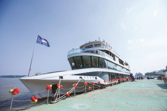 江苏首艘滨江游轮"长江传奇"起航 纵览27公里大江风貌