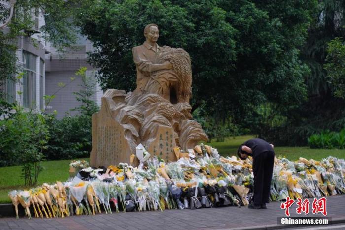 西南大学一位学生在袁隆平雕像前鞠躬. 何蓬磊 摄