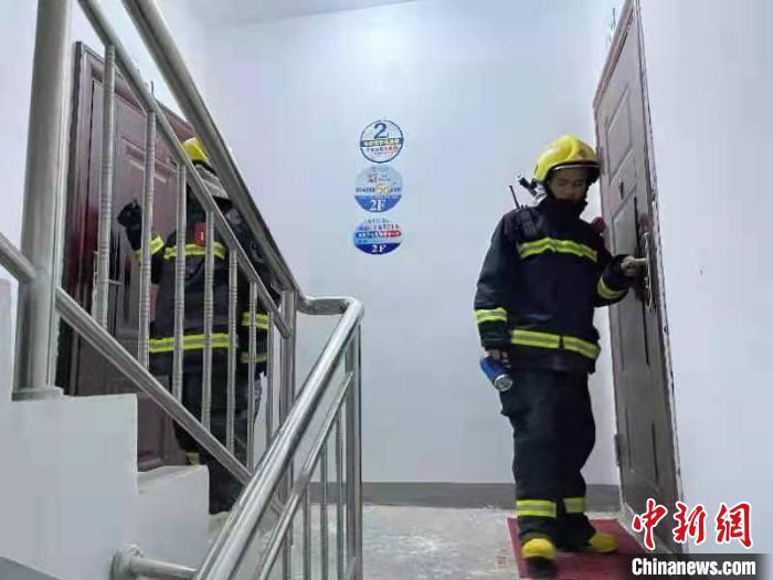 青海玛多7.4级地震：当地消防救援人员入户排查疏散|西宁市|青海省_新浪科技_新浪网