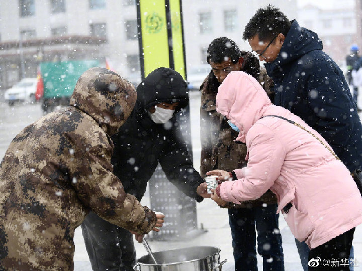 青海玛多地震造成8名群众受轻伤 青海玛多雪中救援忙